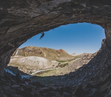 Mejor Fotografía: Sebastián León. “El ojo de Huasamaco en el Valle de los Cóndores”.